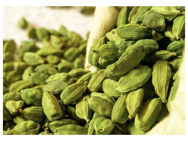 Green dried cardamom